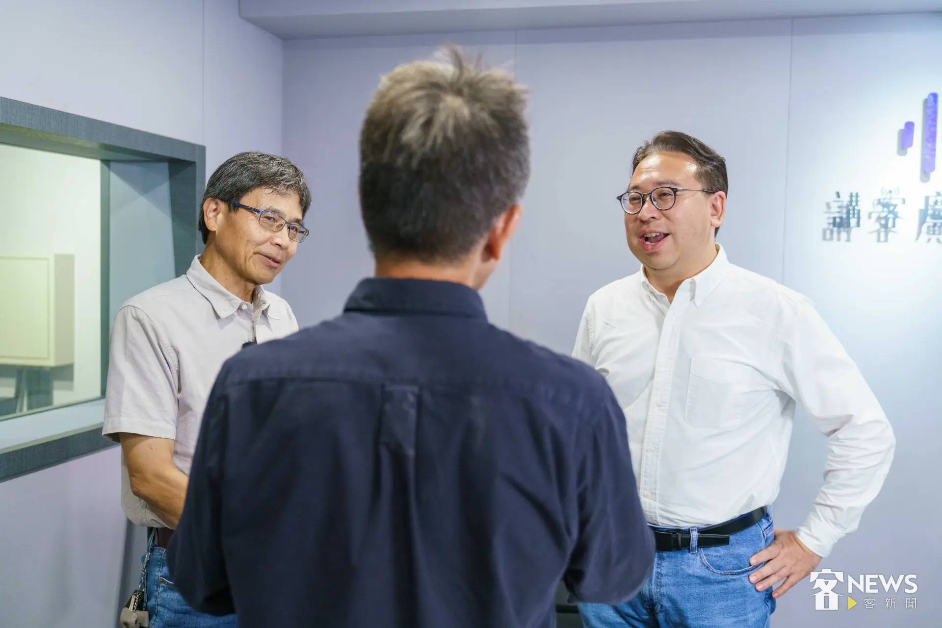 桃園市長候選人黃世杰(右)接受《客新聞》專訪,暢談選戰提出的客家政策,並與客家學者羅列師(左)對談。廖晟文攝