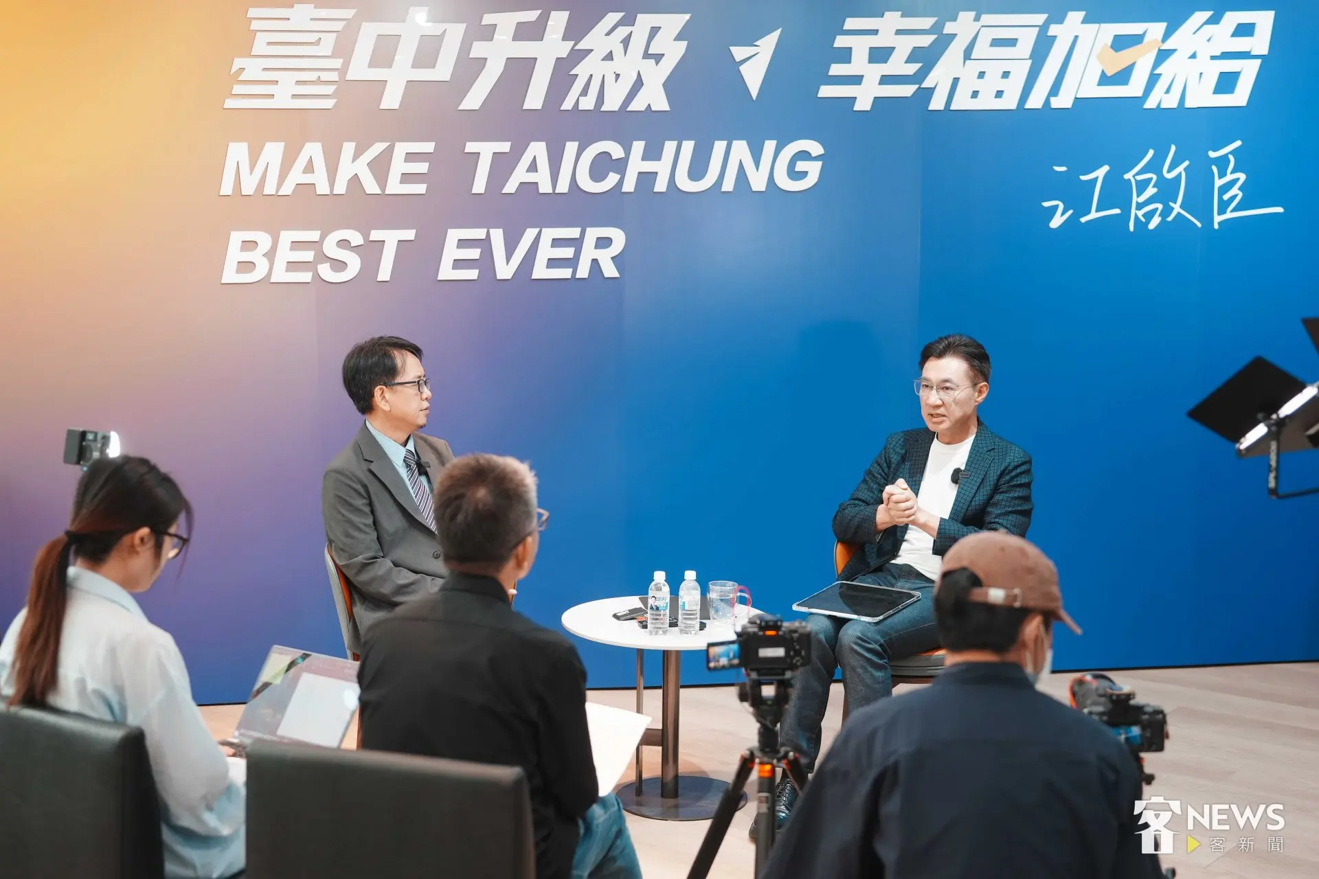 國民黨籍台中市長候選人江啟臣接受《客新聞》專訪，並與聯合大學客家學院院長張陳基（左）對談台中客家政策。范修語攝