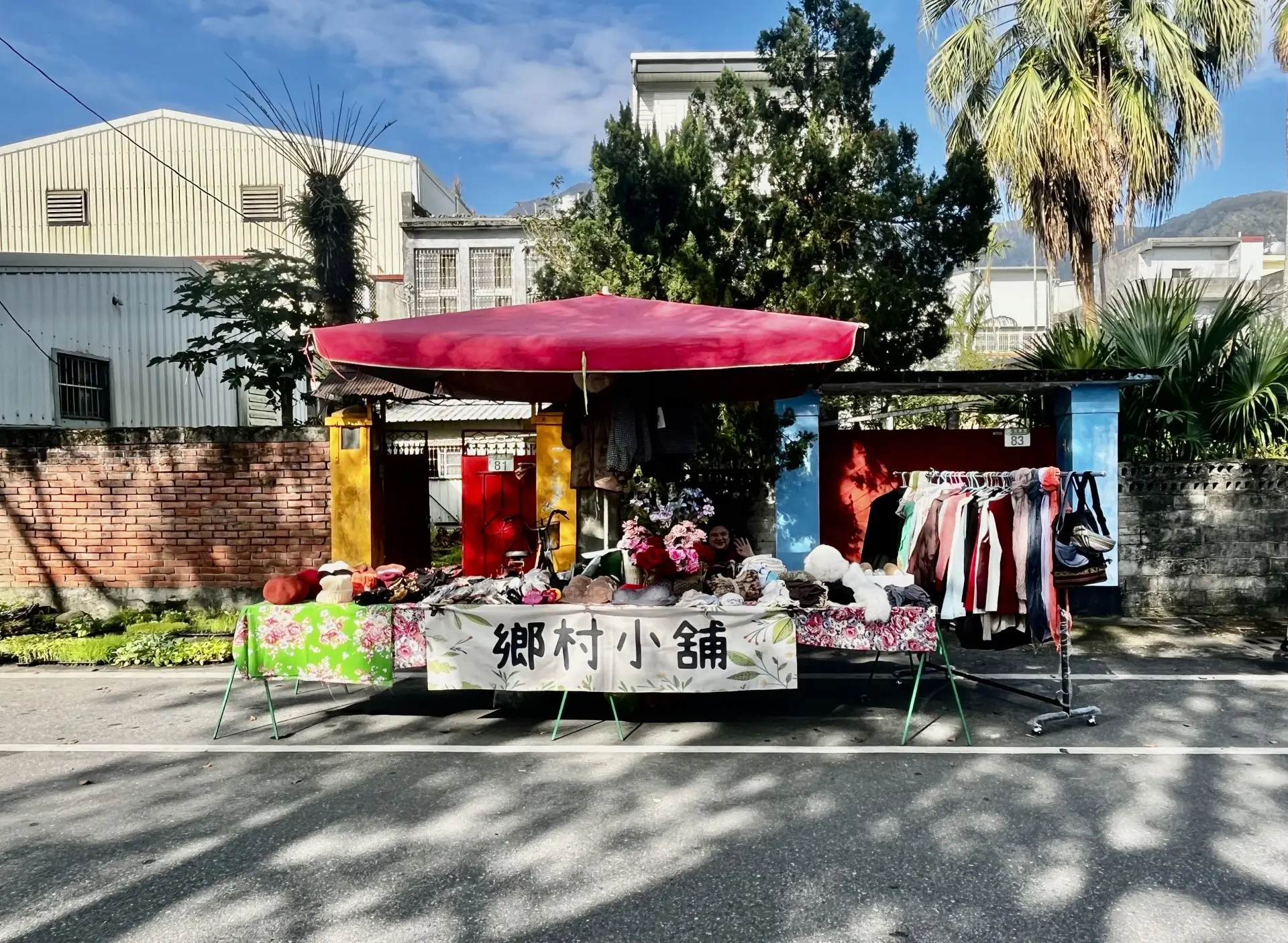 花蓮鳳林街頭的早市,處處是豔麗的色彩。徐彩雲攝