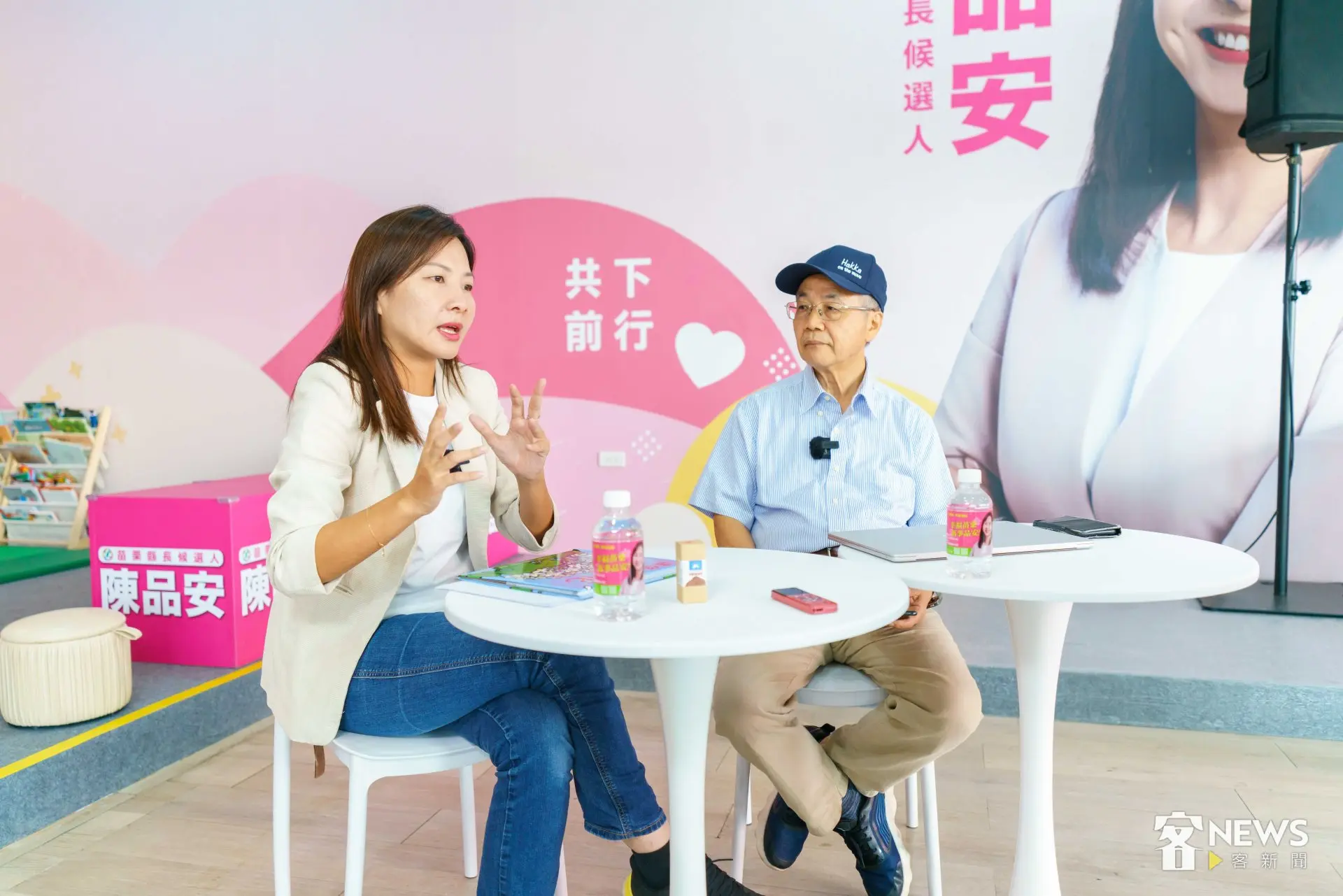 苗栗縣長陳品安（左）接受《客新聞》專訪，並與客家學者張維安（右）暢談客家政見。范修與攝