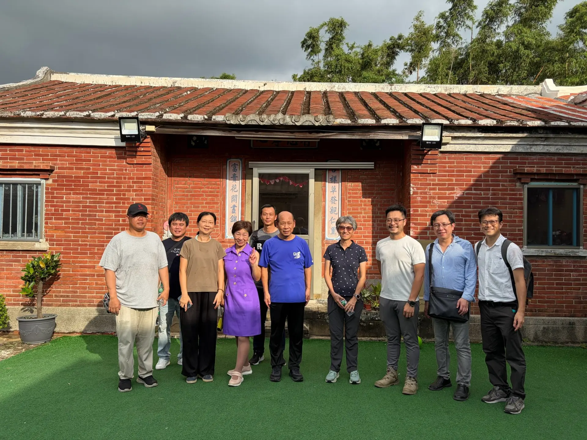 客家委員會推動「115年至117年度客庄老屋再生示範輔導計畫」，將透過匠師團隊「以修代訓」工作坊，帶領學員進行老屋修繕實作，本期招生至11月16日止。圖為示範案場之一「新竹新埔天祿堂」。客委會提供