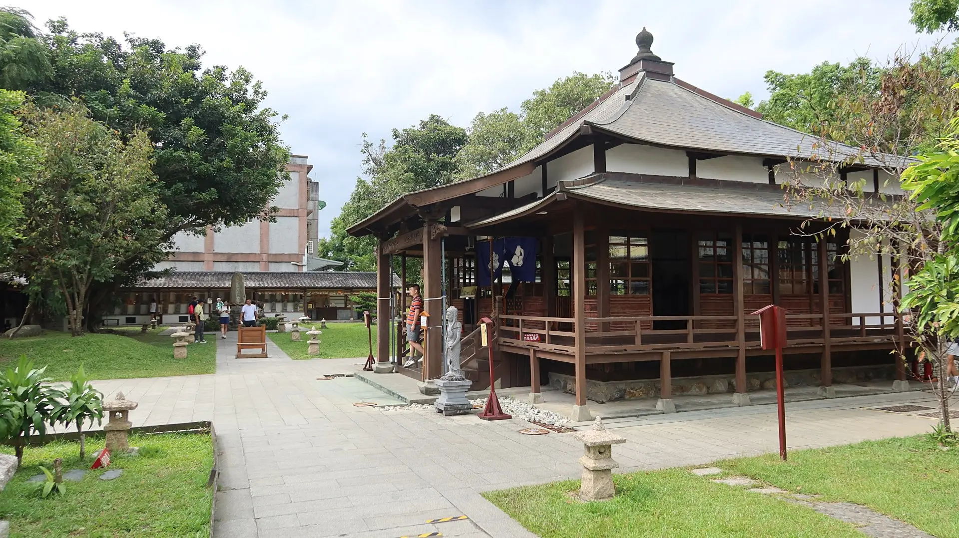 吉安慶修院是日治時期的「吉野布教所」,是日本移民的信仰中心,內祀不動明王、四國88尊石佛,圖為慶修院一景。何來美攝