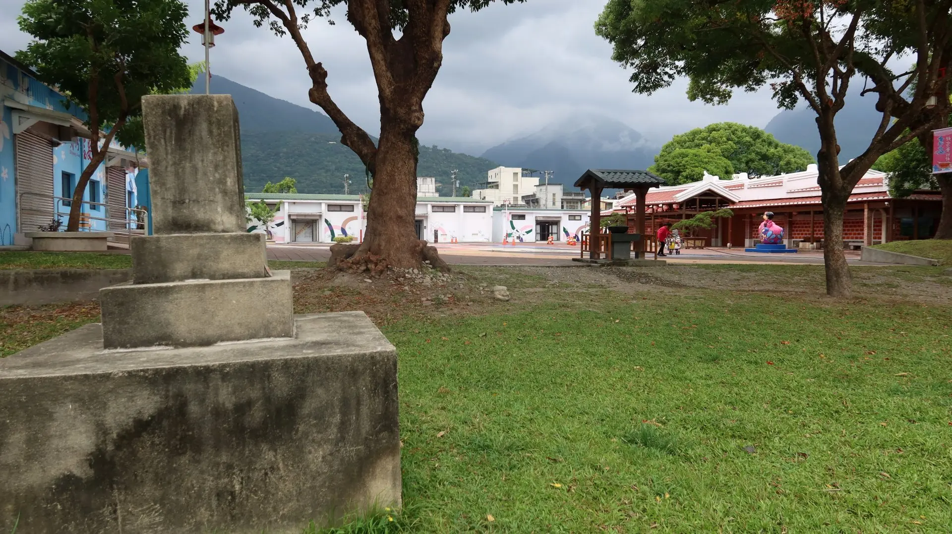 吉安好客藝術村(右)原是日本殖民政府的「吉野神社」,台灣光復後遭破壞,僅留下神社鎮座紀念碑(左)。何來美攝