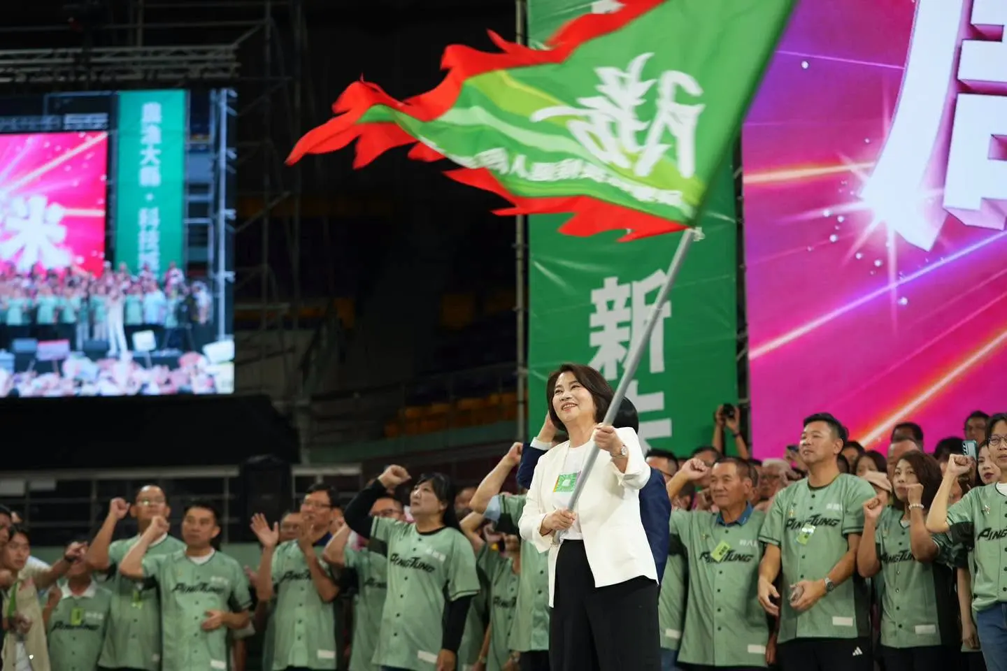 周春米在競選總部成立大會現身，與支持者互動。資料照，翻攝自周春米臉書