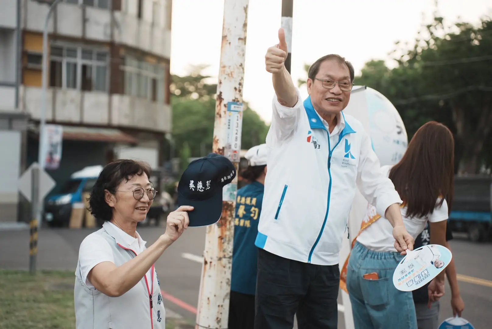 蘇清泉參選屏東縣長,走訪地方,圖為他到潮州路口向鄉親問候比讚。資料照,翻攝自蘇清泉臉書