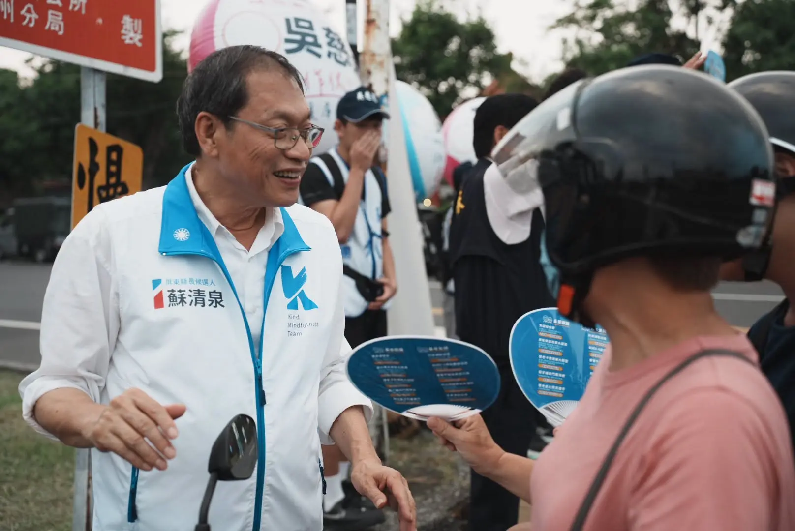 蘇清泉參選屏東縣長,圖為他在潮州路口向鄉親問候。資料照,翻攝自蘇清泉臉書
