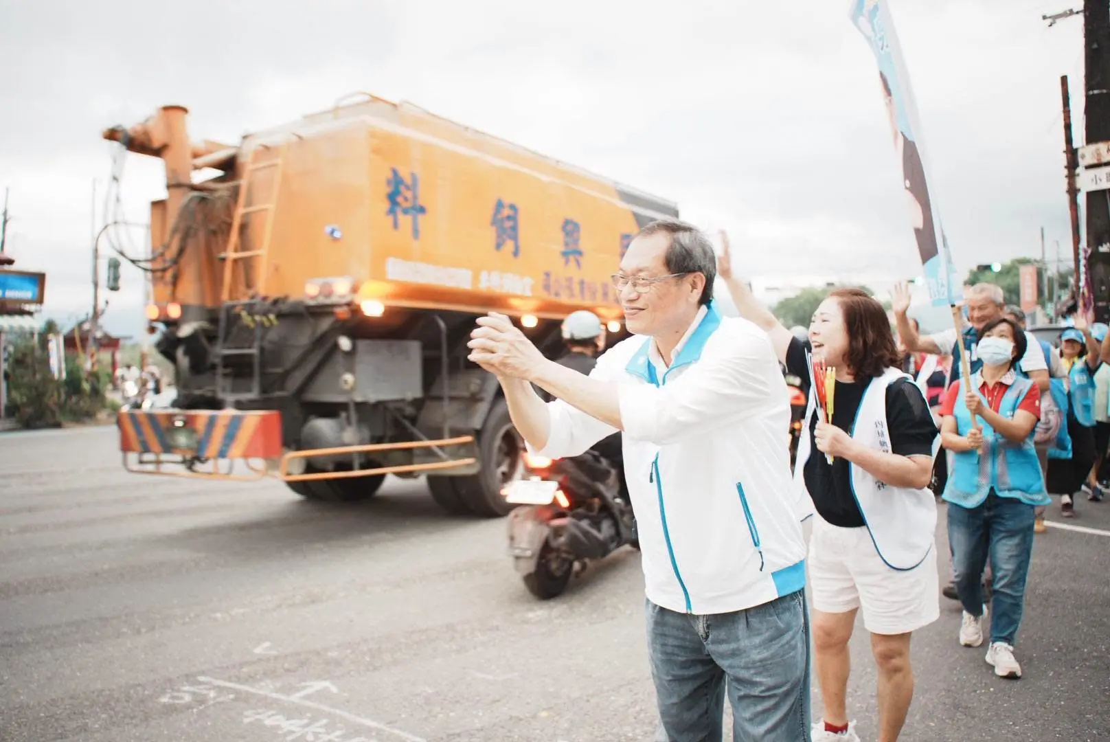 蘇清泉參選屏東縣長,圖為他到內埔掃街拜票。資料照,翻攝自蘇清泉臉書
