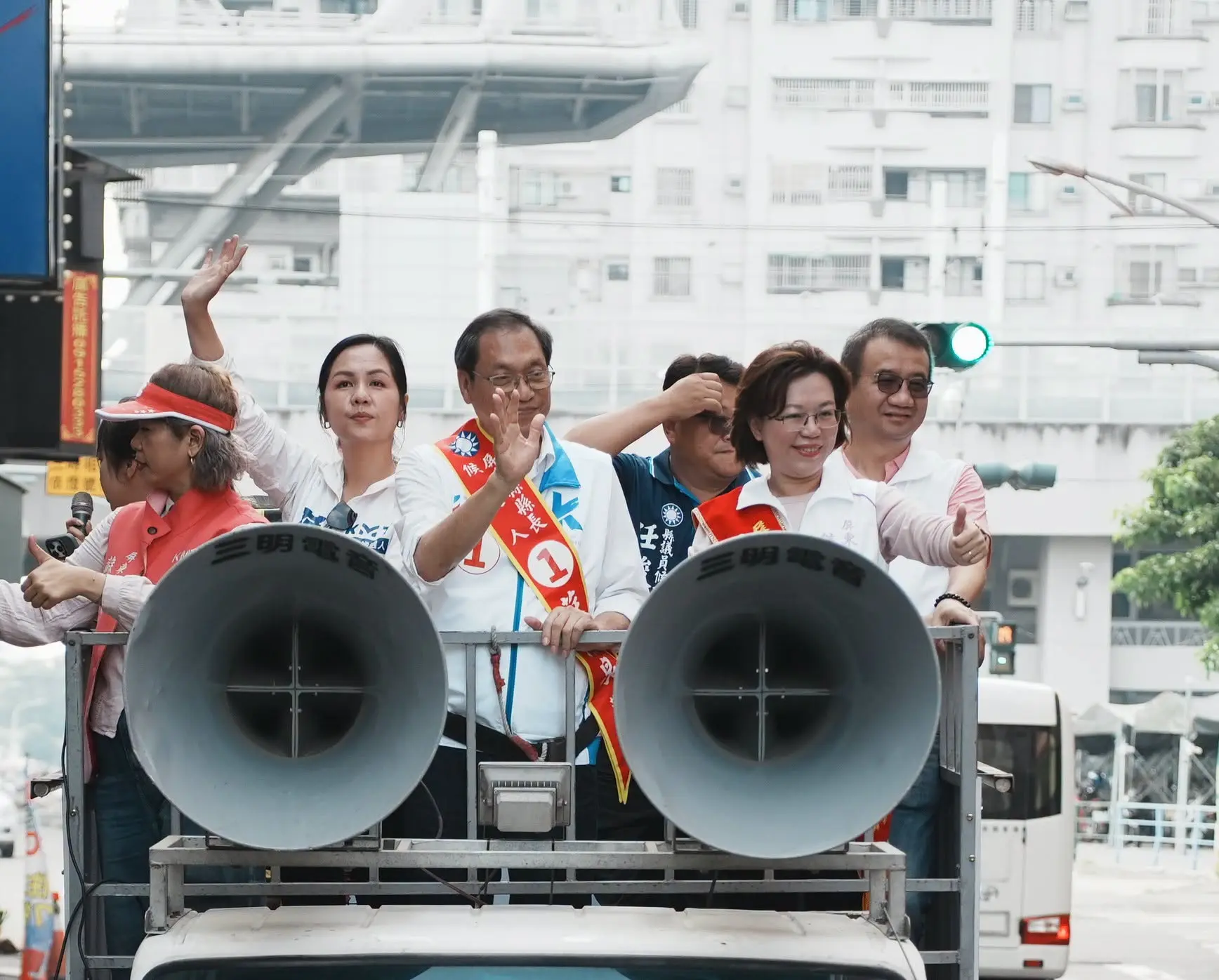 中國國民黨屏東縣長候選人蘇清泉蘇,圖為車掃拜票。資料照,翻攝自蘇清泉臉書